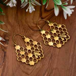Boucles d'oreilles pendantes en laiton doré motif nid d'abeille, style bohème chic, cadeau unisexe, bijoux - Product Image 4