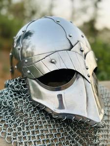 Casco de acero vikingo hecho a mano personalizado con casco griego portátil de cuero casco de disfraz cuchillos - Product Image 4