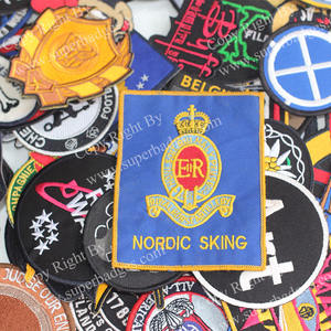 Parches bordados de texto y logotipo personalizados con insignias cosidas con cuentas de detalle preciso para uniformes y decoración de bolsos - Product Image 5