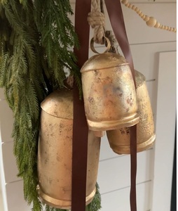 Cloches de vache en fer vintage avec poignées en boucle et métal texturé antique parfait pour les éléments décoratifs de la ferme et du jardin - Product Image 6