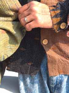 Chemise décontractée pour homme en coton tricoté 100% à manches longues, coupe ample, motif floral, style hip-hop, grande taille, collection hiver, fabriquée à la main par Kantha VIRATRA IMPEX - Product Image 3