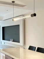 Lampes suspendues linéaires en verre minimalistes modernes utilisées pour l'éclairage des îlots de cuisine de restaurant, des tables à manger et des bureaux.