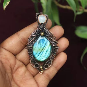 Precio al por Mayor HARI OM CREATIONS, Colgante de Pirámide de Malaquita Labradroit, Estilo Vintage, Chapado en Oro sobre Latón, con Alambre Envuelto, Piedra de Nacimiento - Product Image 1