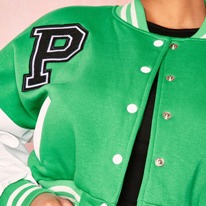 Chaqueta universitaria de béisbol recortada para mujer personalizada de fabricante OEM, manga larga, tela de algodón de invierno, rayas, Haus Industries - Product Image 4