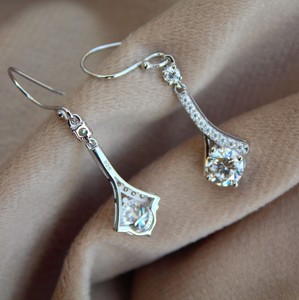 Boucles d'oreilles en argent Moissanite ronde délicate de créateur Bijoux élégants en pierres précieuses - Product Image 4