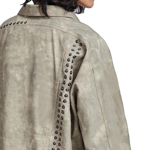 Veste en jean vintage pour homme avec logo personnalisé, rivets cloutés, style hip-hop, décontractée, coupe courte, broderie, boutons décoratifs, imprimé - Product Image 3