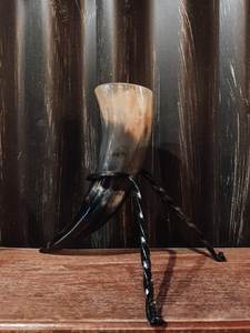 Corne à boire Viking avec support en fer Tasse en corne naturelle artisanale pour Ale Mead et bière Chope de style nordique pour affichage - Product Image 6