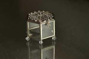 Magnifique boîte à bijoux de forme hexagonale avec cadre en métal fini argent parfait pour stocker des bagues, des colliers et des accessoires fins - Product Image 6