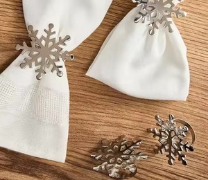 Ensemble élégant d'anneaux de serviette flocon de neige en argent pour une décoration de table d'hiver élégante, parfaite pour la fête de Noël et les repas de fête - Product Image 1
