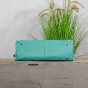Sac à main en cuir de vachette de luxe au design tendance avec motif floral embossé et accent en pierre turquoise pour femmes - Product Image 3