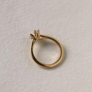 Anillo de Compromiso con Diamante Cultivado en Laboratorio Certificado por IGI, Corte Ovalado Solitario con Engaste de 6 Puntas - Product Image 4