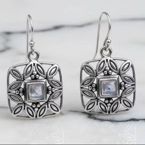 Boucles d'oreilles clous en pierre de lune arc-en-ciel, argent sterling, forme carrée, motif floral balinais, mandala, cadeau pour anniversaire et fête - Product Image 1