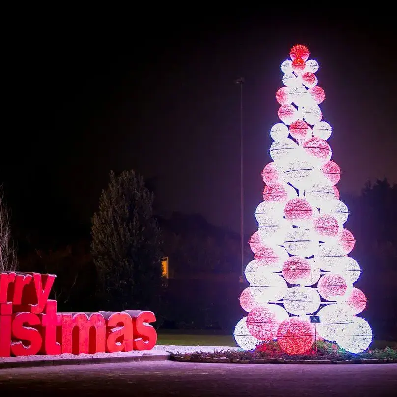 مصنع مخصص عملاقة الألياف البصرية في الهواء الطلق الوردي عيد الميلاد الصمام ديكور ضوء شجرة الكرة لديكور الشارع عيد الميلاد