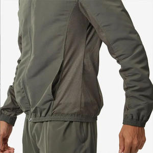 Ensemble de survêtement d'entraînement deux pièces personnalisé pour homme – Veste coupe-vent matelassée en toile respirante avec fermeture éclair montante pour l'extérieur et le streetwear - Product Image 4