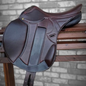 Selle anglaise polyvalente pour l'équitation et le saut d'obstacles, en cuir véritable souple et durable, origine Inde, marque Barkat Overseas - Product Image 1