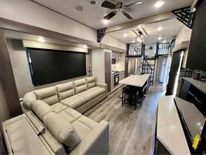 Remolque de caravana de calidad premium, construido para brindar comodidad y durabilidad. Compre ahora con opciones de entrega rápida y venta al por mayor exclusiva. - Product Image 2