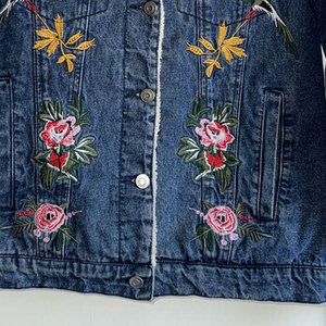 แจ็กเก็ตผ้าเดนิมปักลายสำหรับผู้ชายเสื้อแจ็กเก็ตผ้าปักลายโลโก้ออกแบบได้ตามต้องการ - Product Image 6