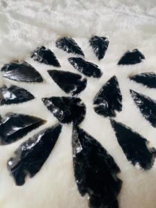 หัวลูกศรหินออบซิเดียนแกะสลักด้วยมือคริสตัลหินธรรมชาติขายส่งจำนวนมาก - Product Image 2