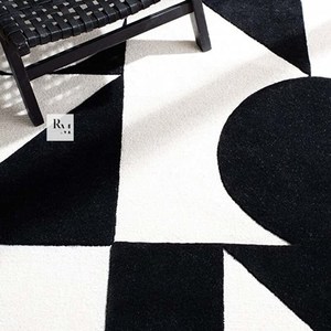 Tapis en laine monochrome abstrait à découpe en boucle avec formes graphiques audacieuses pour les intérieurs contemporains de salons et de chambres - Product Image 5