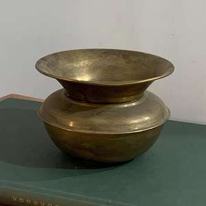 หม้อน้ำทองเหลืองสลักลายทางศาสนาทำด้วยมือทองเหลืองขัดเงาแท้แบบดั้งเดิมสำหรับเป็นของขวัญตกแต่งบ้าน - Product Image 4