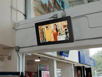 Señalización Digital para Montaje en Pared Exterior de 65'', Pantalla Legible Bajo la Luz Solar de 2000nits, HD, Resistente al Agua IP65, Protección de 10KV, Sistema de Refrigeración por Aire