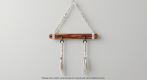 Décoration murale en macramé avec barre en bois et pompons, style bohème pour salon, usage intérieur - Product Image 2