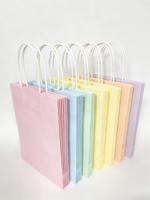 Sacs cadeaux en papier kraft artisanal de couleur arc-en-ciel, personnalisés, populaires, en gros, avec poignées, imprimés en typographie pour le shopping domestique