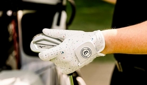 ถุงมือกอล์ฟหนังแท้คุณภาพสูงแบบยูนิเซ็กซ์  ระบายอากาศได้ดี กันน้ำ กันลื่น สายรัดข้อมือปรับได้ สำหรับกิจกรรมกลางแจ้ง  รับสกรีนโลโก้ - Product Image 6