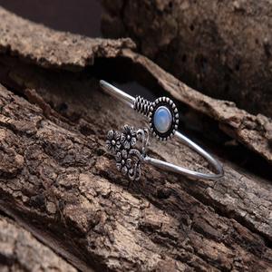 Bracelet manchette réglable en argent sterling 925 avec opale synthétique cadre de lunette fait main oxydé élégant pour les mariages de fête - Product Image 2