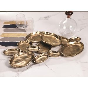 Grand ensemble de plateaux décoratifs dorés, plats de présentation en métal multi-tailles avec bords organiques irréguliers, ensemble de présentation décoratif - Product Image 2