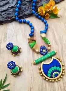 Ensemble de bijoux en terre cuite bleu et vert de créateur exclusif, fabriqué à la main, disponible pour l'exportation depuis l'inde