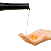 Huile de pin sibérien biologique sauvage pressée à froid, qualité alimentaire, élixir de beauté naturel en bouteille de verre, emballage en fût en vrac