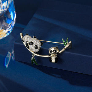 Broche Jeulia Have Fun Mom and Baby Panda en alliage avec cristal et perle - Product Image 2
