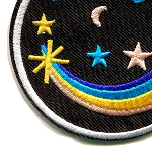 Offre Spéciale haute qualité couleurs personnalisées tailles patchs de broderie conception populaire adhésif merrow bordure vêtements patchs de broderie - Product Image 2