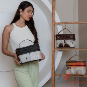 กระเป๋าแต่งหน้าหนังวัวที่แปลกใหม่เครื่องสําอางออแกไนเซอร์ของขวัญวันเกิดสําหรับกระเป๋าแต่งหน้าเพื่อนเจ้าสาวที่ทําด้วยมือ - Product Image 2