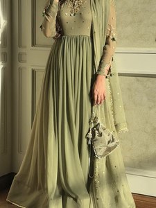 Une célébration du flair et de la fusion, ce costume Salwar de mariée indo-occidentale et des collections de boutique dupatta richement brodées. - Product Image 3