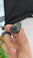Opale noire éthiopienne synthétique (créée en laboratoire) taille cœur cabochon. Haute qualité 17 carats de classe mondiale avec jeu de couleurs/effet de feu