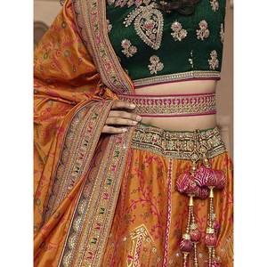 Lujoso Lehenga Choli de Seda Banarasi Naranja con Bordado para Bodas - Product Image 4