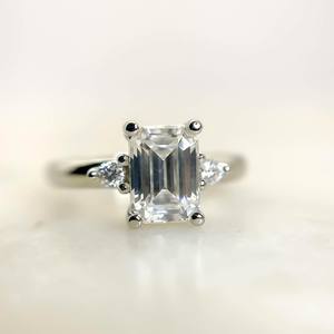 Anillo de compromiso de diamante de corte esmeralda de 6x8mm | Piedras laterales | Plata de ley chapada en oro de 18 quilates Boda nupcial minimalista para mujer Fina - Product Image 1