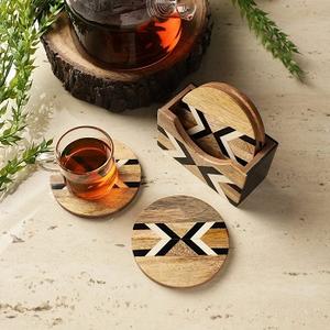 Ensemble de quatre sous-verres ronds en bois présentant un motif dynamique d'incrustation de chevrons dans différentes nuances de bois au prix de gros - Product Image 5