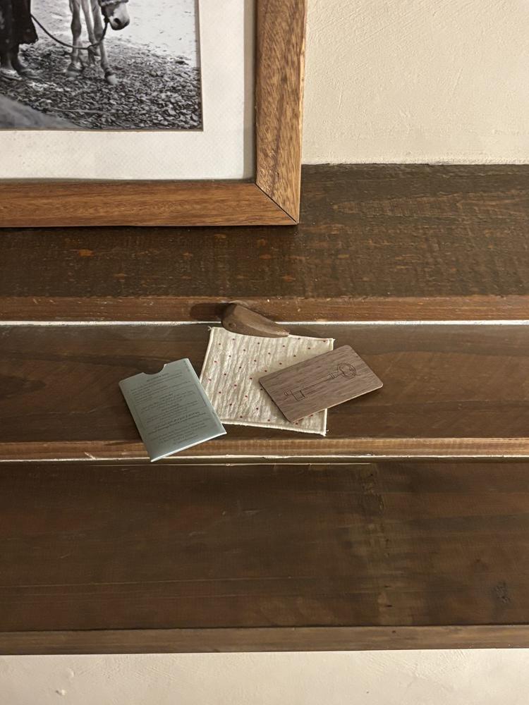 สีงาช้าง + แดง