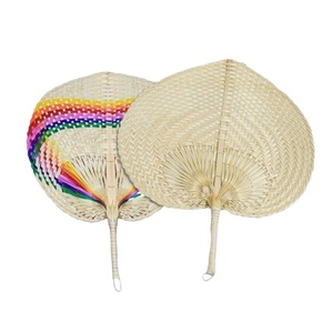Nuestro abanico de bambú combina la artesanía tradicional con impresionantes patrones florales. - Product Image 2