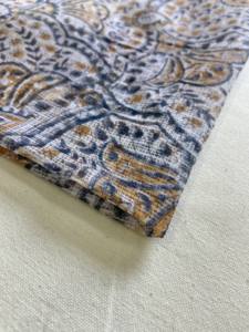 Tissu en coton imprimé à la main avec motif Paisley naturel, base beige avec motifs indigo et moutarde - Product Image 5