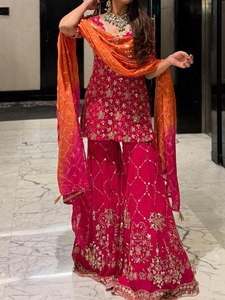 Pour une élégance quotidienne, ce salwar kameez en soie georgette simple et élégant avec de riches broderies et des motifs imprimés à la main est idéal pour les fêtes. - Product Image 2