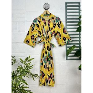 เสื้อคลุมกำมะหยี่หรูหราสำหรับทุกเพศ แบบกิโมโน ดีไซน์สวยหรู ซับในผ้าไหม ใส่ได้สองด้าน เหมาะสำหรับฤดูใบไม้ร่วงและฤดูหนาว ของขวัญสุดพิเศษ สีม่วงอมฟ้า ลายอิคัตสีเขียว - Product Image 1