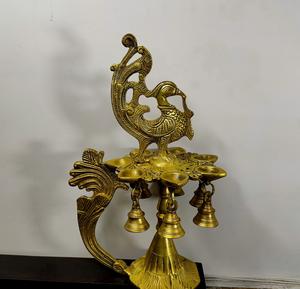 Lámpara de aceite de latón de lujo para el hogar, práctica religiosa, decoración de templo, la mejor lámpara hecha a mano de diseño tradicional indio Aarti Diya - Product Image 2
