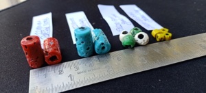 Perles de verre anciennes vintage sur mesure en tailles assorties, idéales pour les créateurs de bijoux - Product Image 4