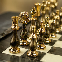Chessette Homme : Coffret d'échecs en laiton, design exclusif pour l'intérieur, élégance artistique, style raffiné, fait main, pour collectionneurs et enfants.