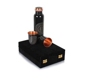 Elegante botella de agua de cobre impresa disponible más duradera y extra confiable para uso antibacteriano con caja de terciopelo - Product Image 4