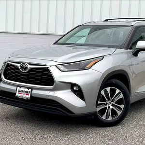 Utilizado cuidadosamente 2023 Toy o ta Hi GH La n d er 4WD/2WD SUV de 7 asientos - Product Image 1